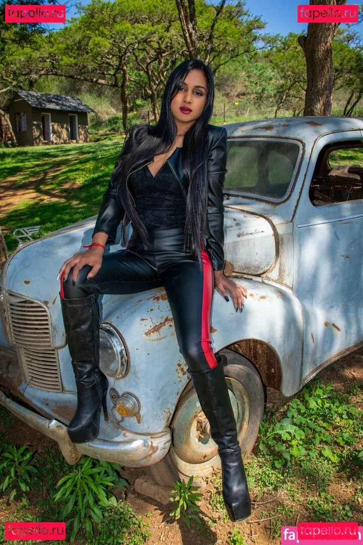 thequeentrish Onlyfans Photo Gallery 