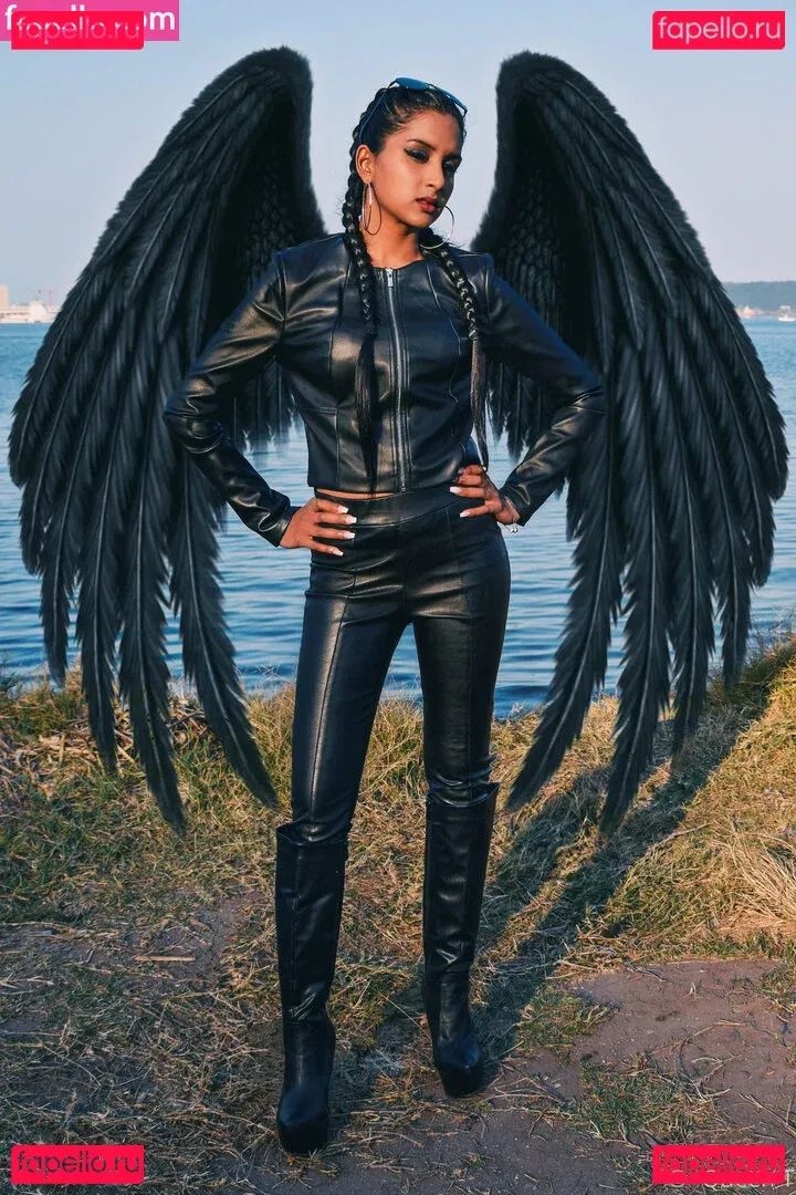 thequeentrish Onlyfans Photo Gallery 