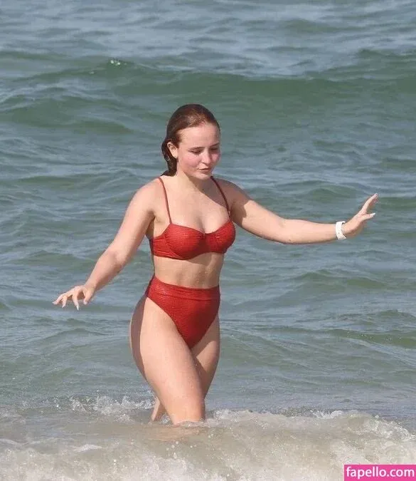 Larissa Manoela Onlyfans Photo Gallery 