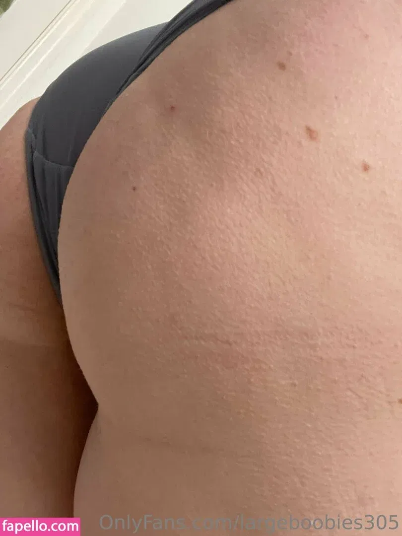 largeboobies305 Onlyfans Photo Gallery 