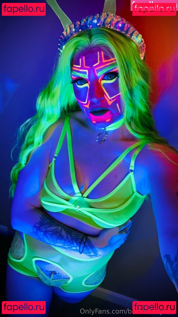 buttonladyafterdark / buttonladyfree Onlyfans Photo Gallery 