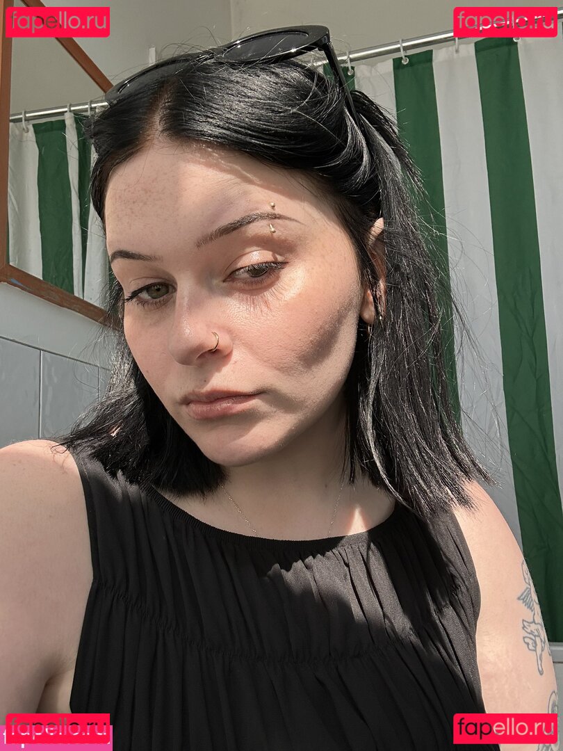 arianalgrande / emowag420 Onlyfans Photo Gallery 