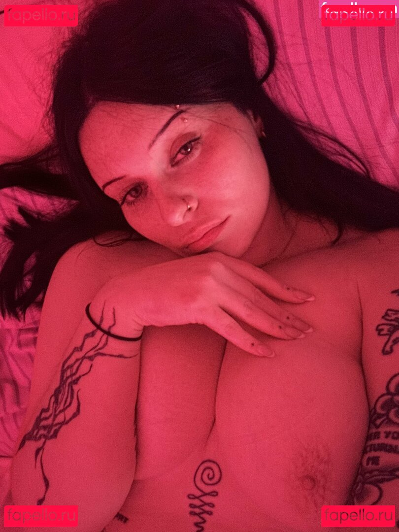 arianalgrande / emowag420 Onlyfans Photo Gallery 