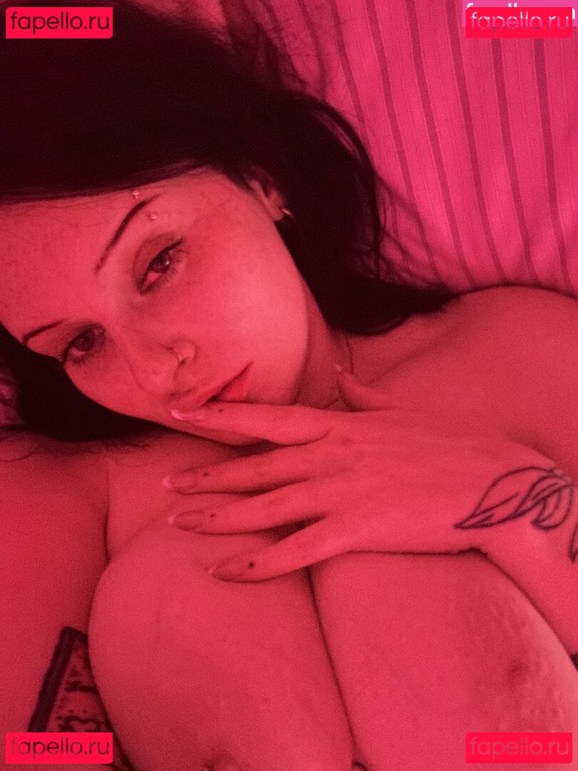 arianalgrande / emowag420 Onlyfans Photo Gallery 