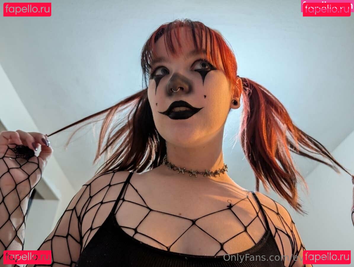 eviefreak Onlyfans Photo Gallery 