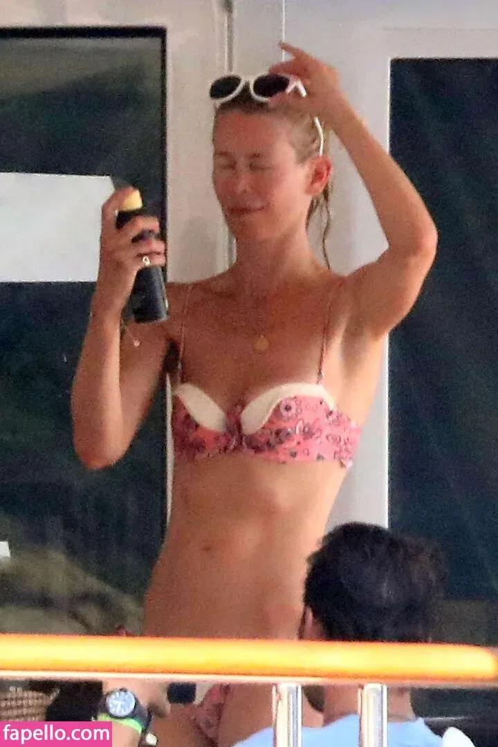 Claudia Schiffer Onlyfans Photo Gallery 