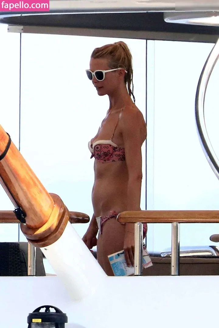 Claudia Schiffer Onlyfans Photo Gallery 