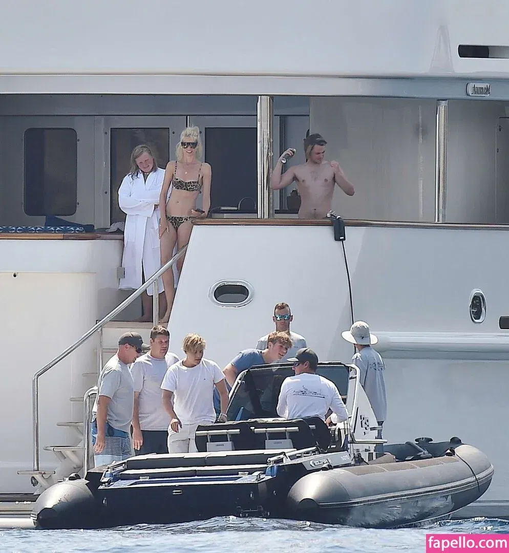 Claudia Schiffer Onlyfans Photo Gallery 