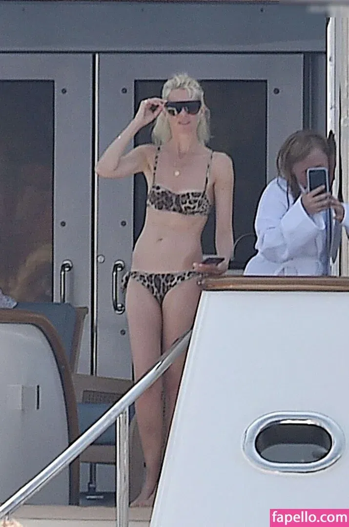 Claudia Schiffer Onlyfans Photo Gallery 