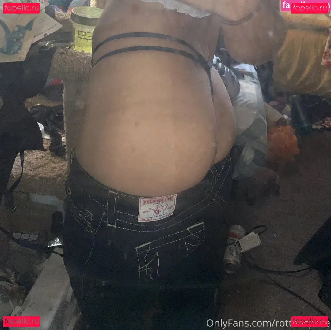 gothwaifu Onlyfans Photo Gallery 