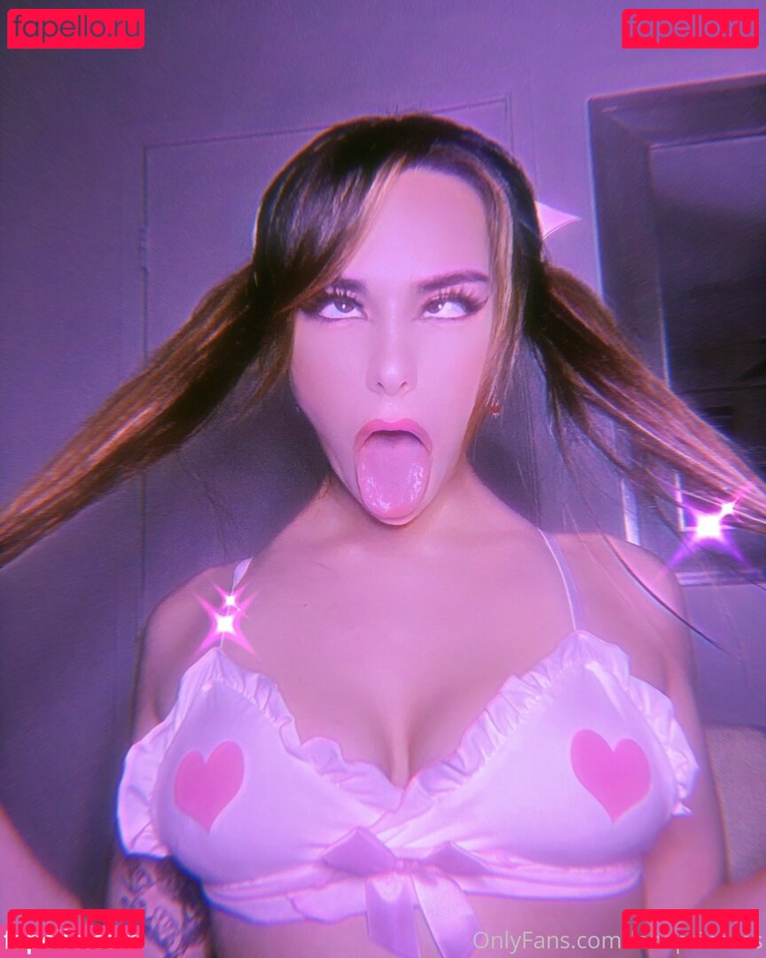 avianaviolet / avianaviolettt Onlyfans Photo Gallery 