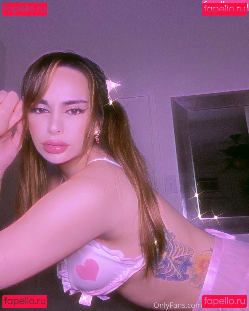 avianaviolet / avianaviolettt Onlyfans Photo Gallery 