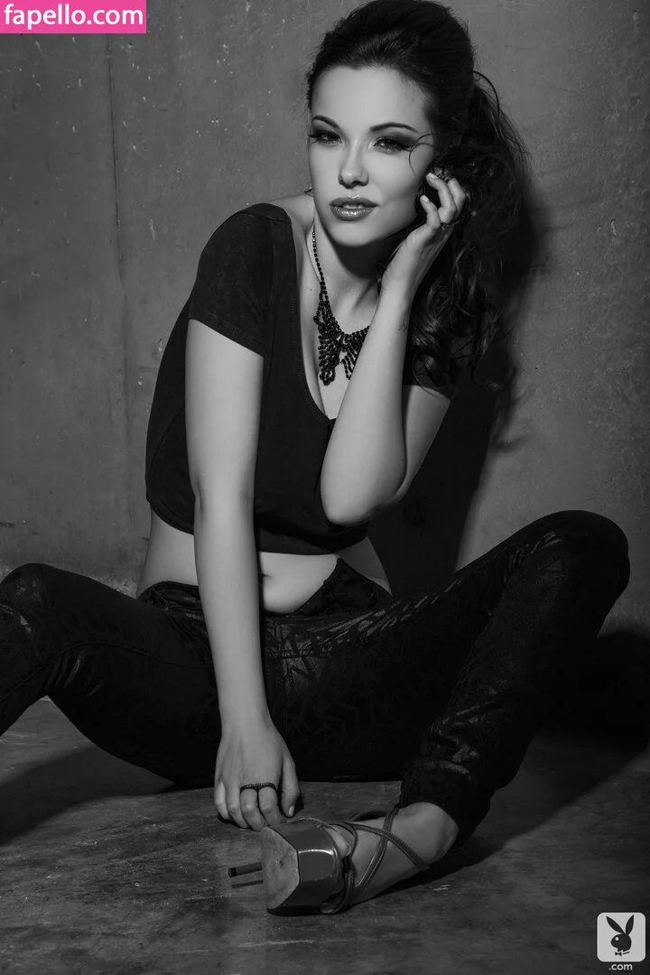 Elizabeth Marxs Onlyfans Photo Gallery 