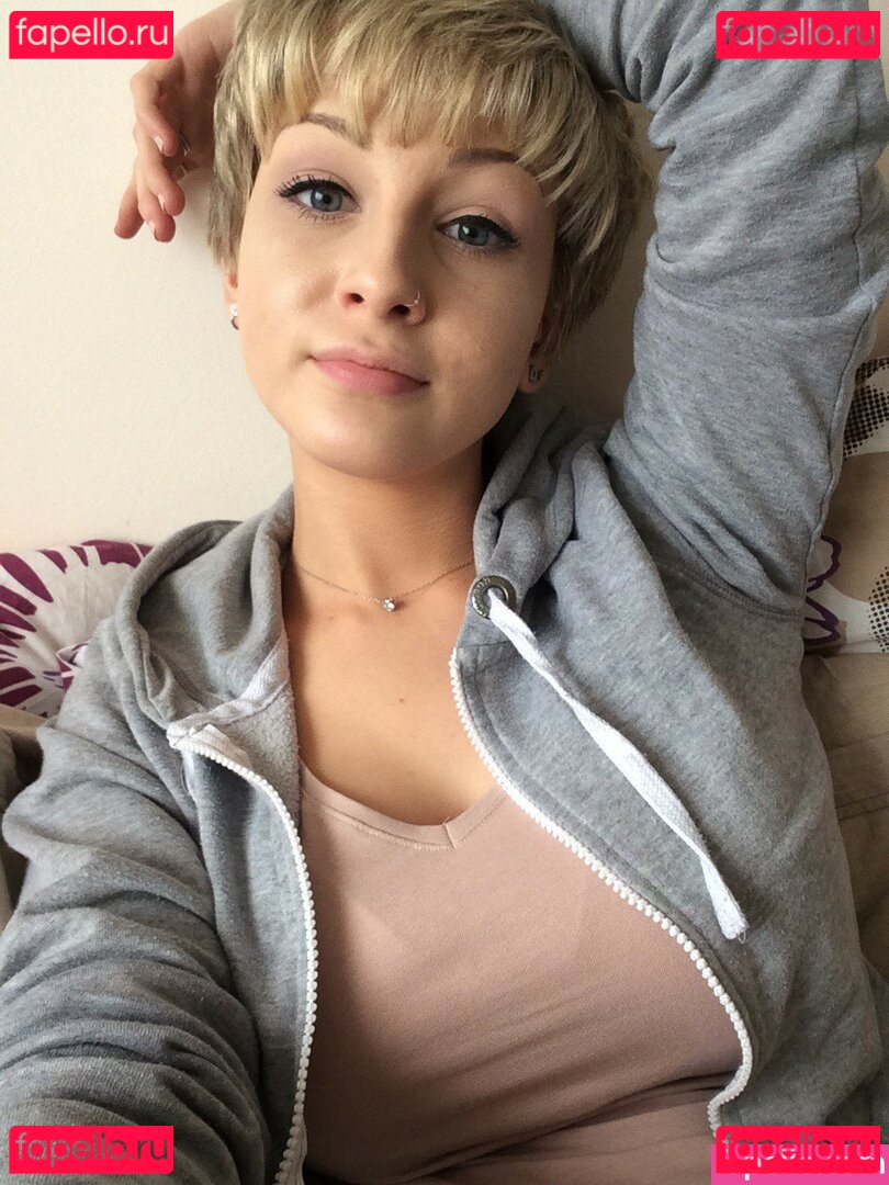 Emiliemae_ / emxx11 Onlyfans Photo Gallery 