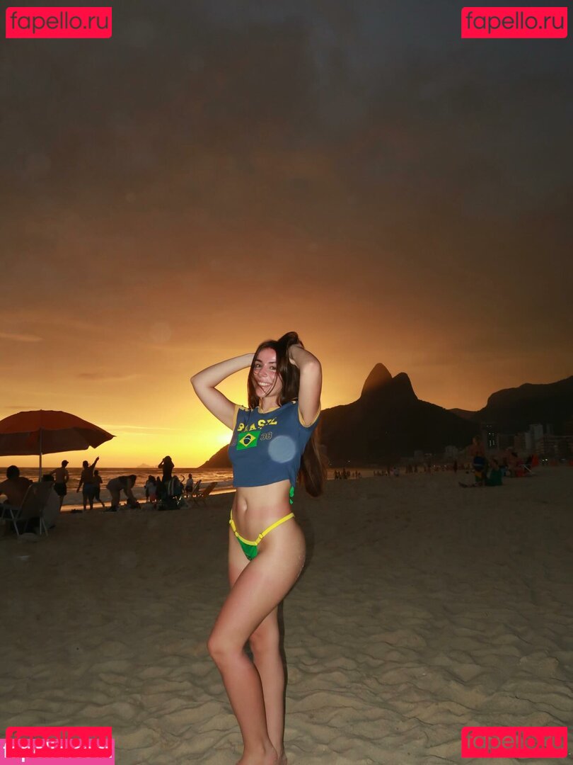 Isa Brunelli aka isabrunellii / isabrunellii Onlyfans Photo Gallery 