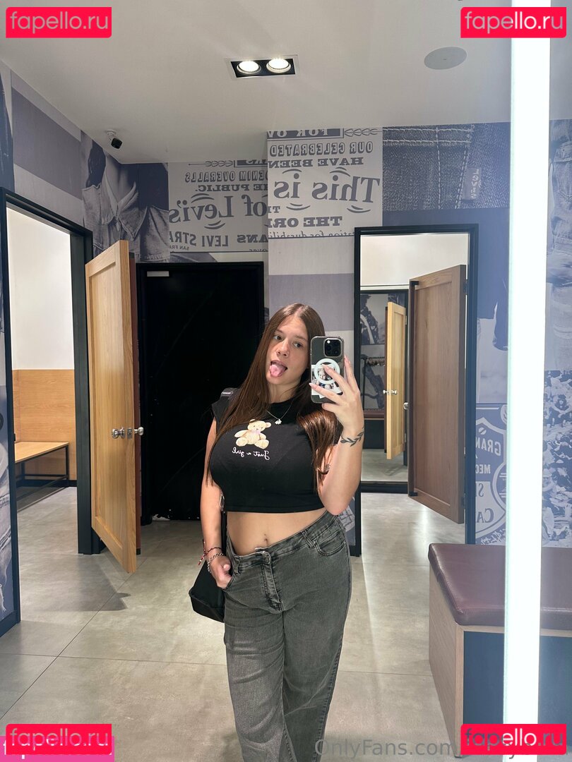 Ieasybella / izzysweet_ Onlyfans Photo Gallery 