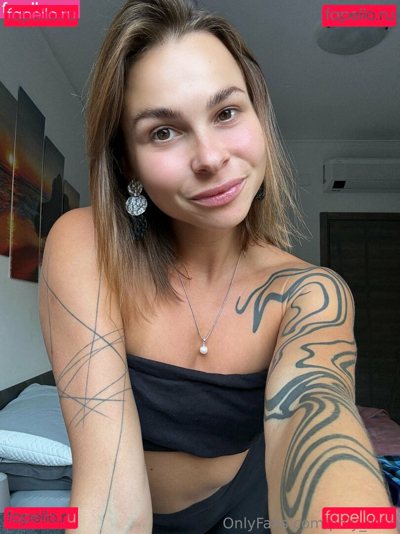 _poly_luna_ / poly_luna Onlyfans Photo Gallery 