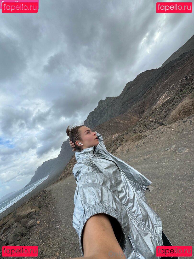 _poly_luna_ / poly_luna Onlyfans Photo Gallery 