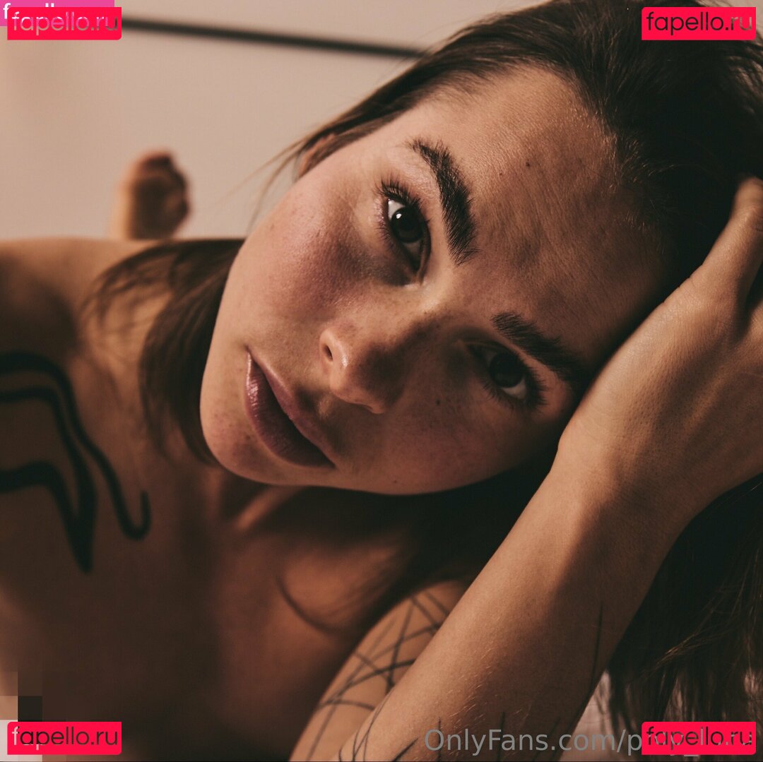 _poly_luna_ / poly_luna Onlyfans Photo Gallery 