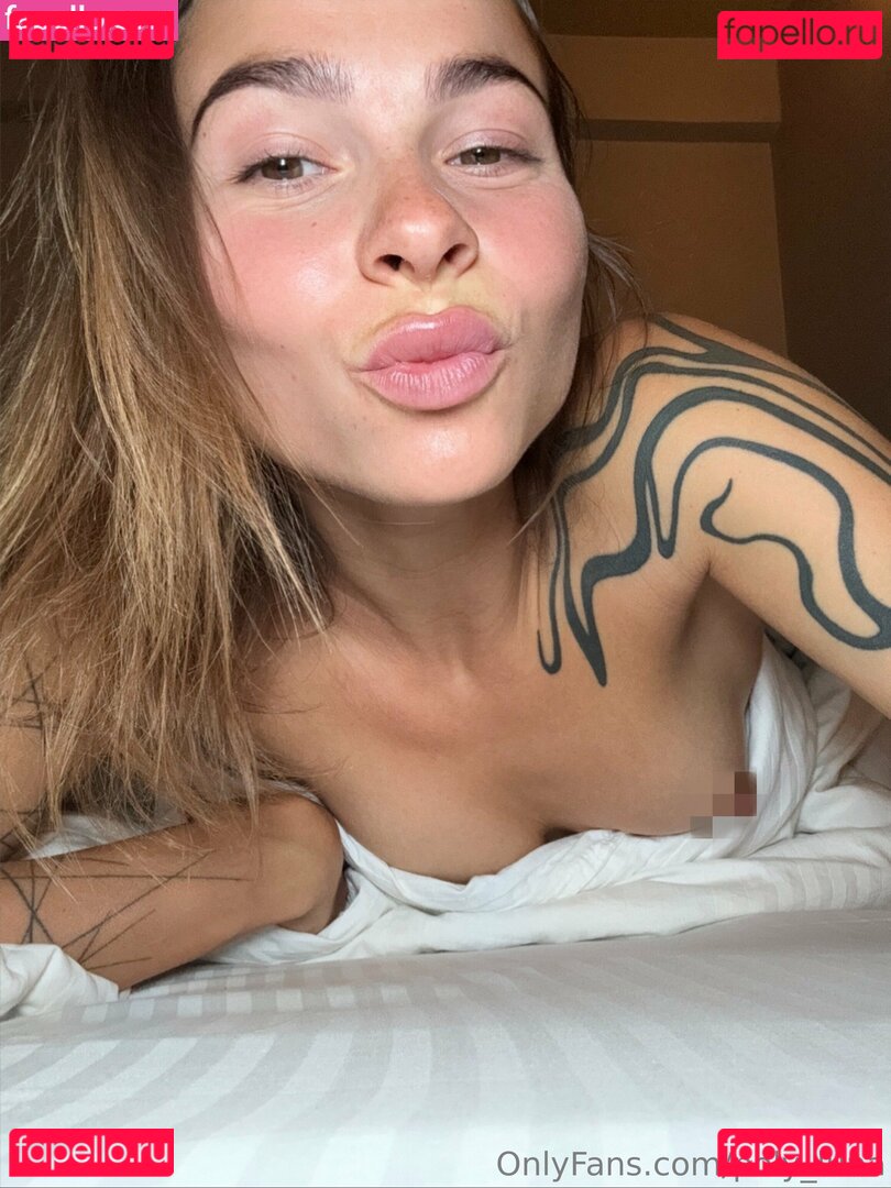 _poly_luna_ / poly_luna Onlyfans Photo Gallery 