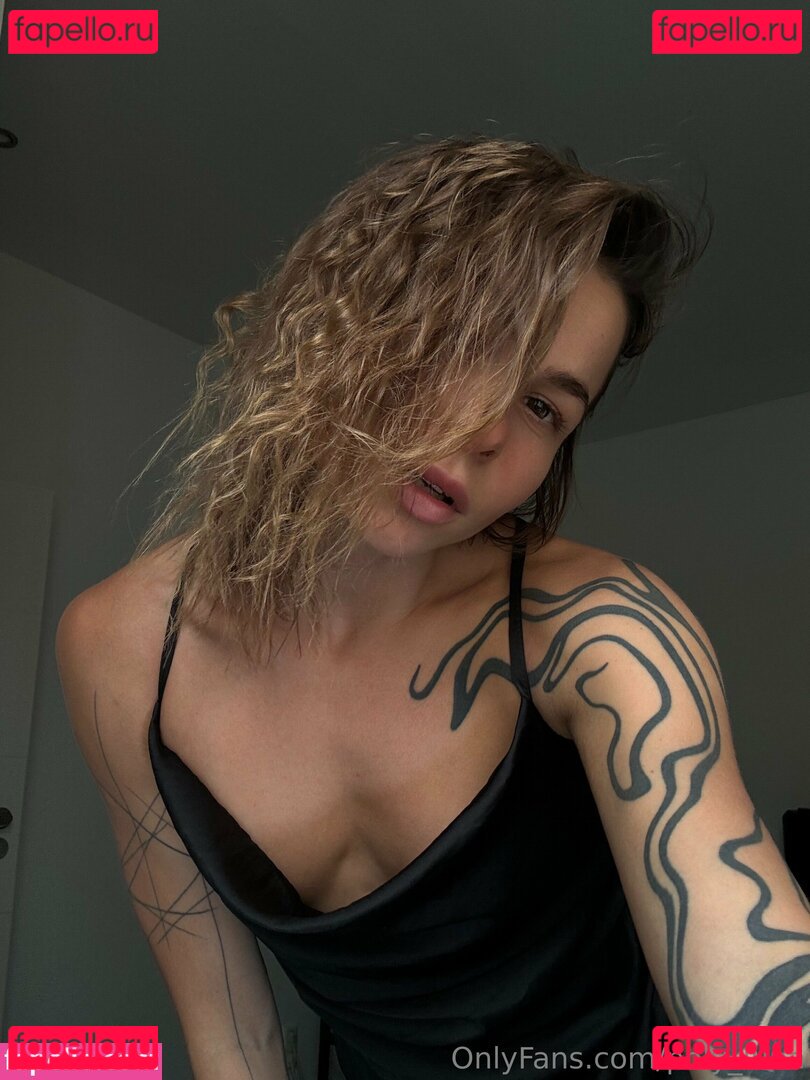 _poly_luna_ / poly_luna Onlyfans Photo Gallery 