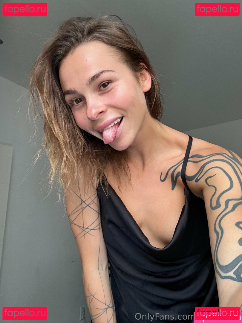 _poly_luna_ / poly_luna Onlyfans Photo Gallery 