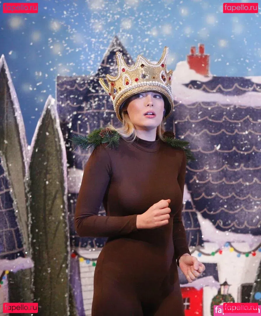 Gillian Jacobs Onlyfans Photo Gallery 