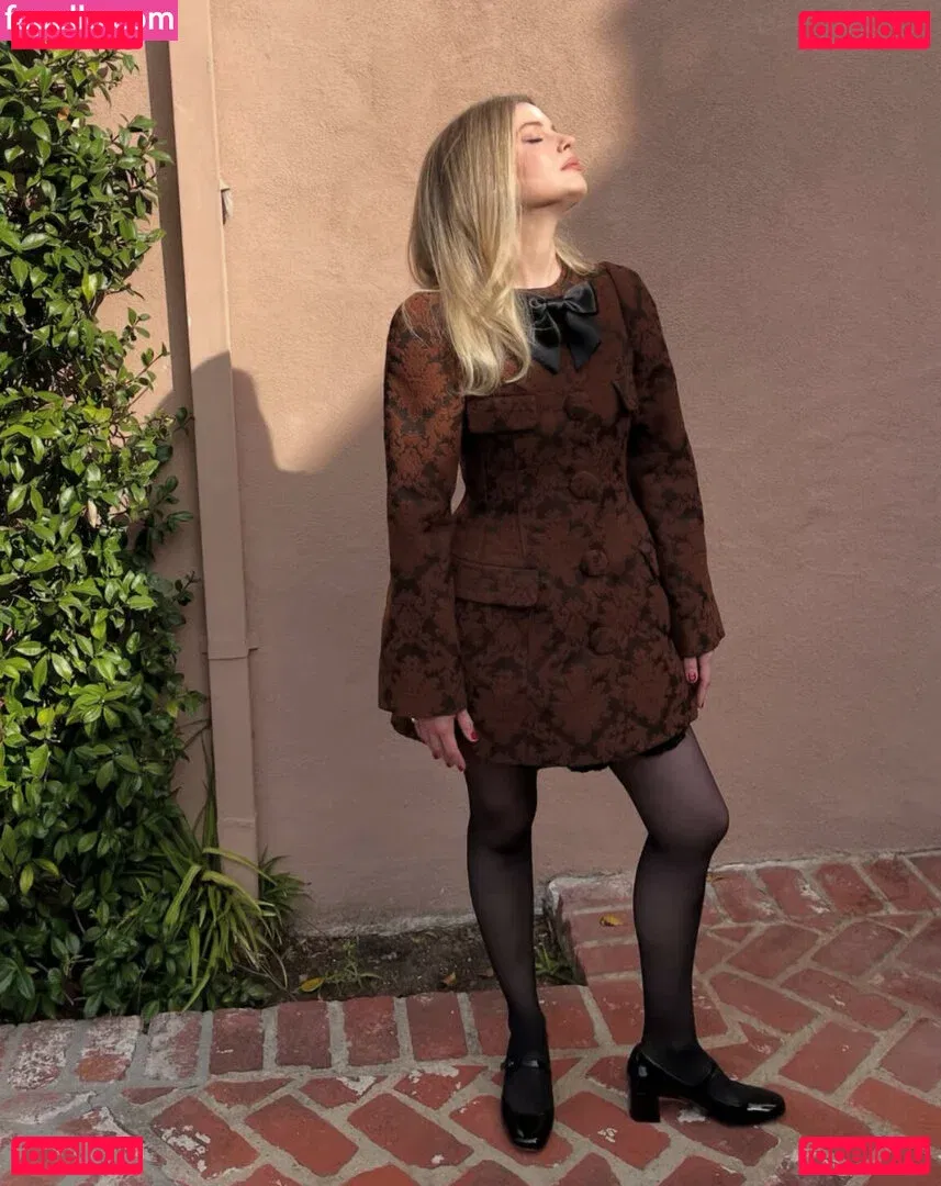 Gillian Jacobs Onlyfans Photo Gallery 