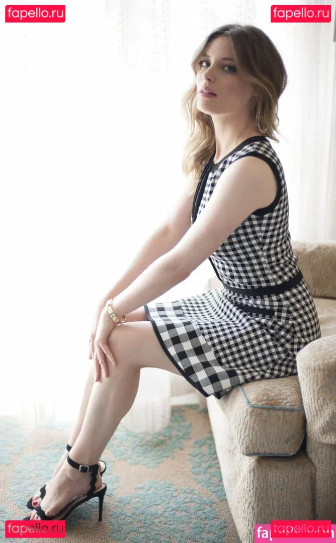 Gillian Jacobs Onlyfans Photo Gallery 