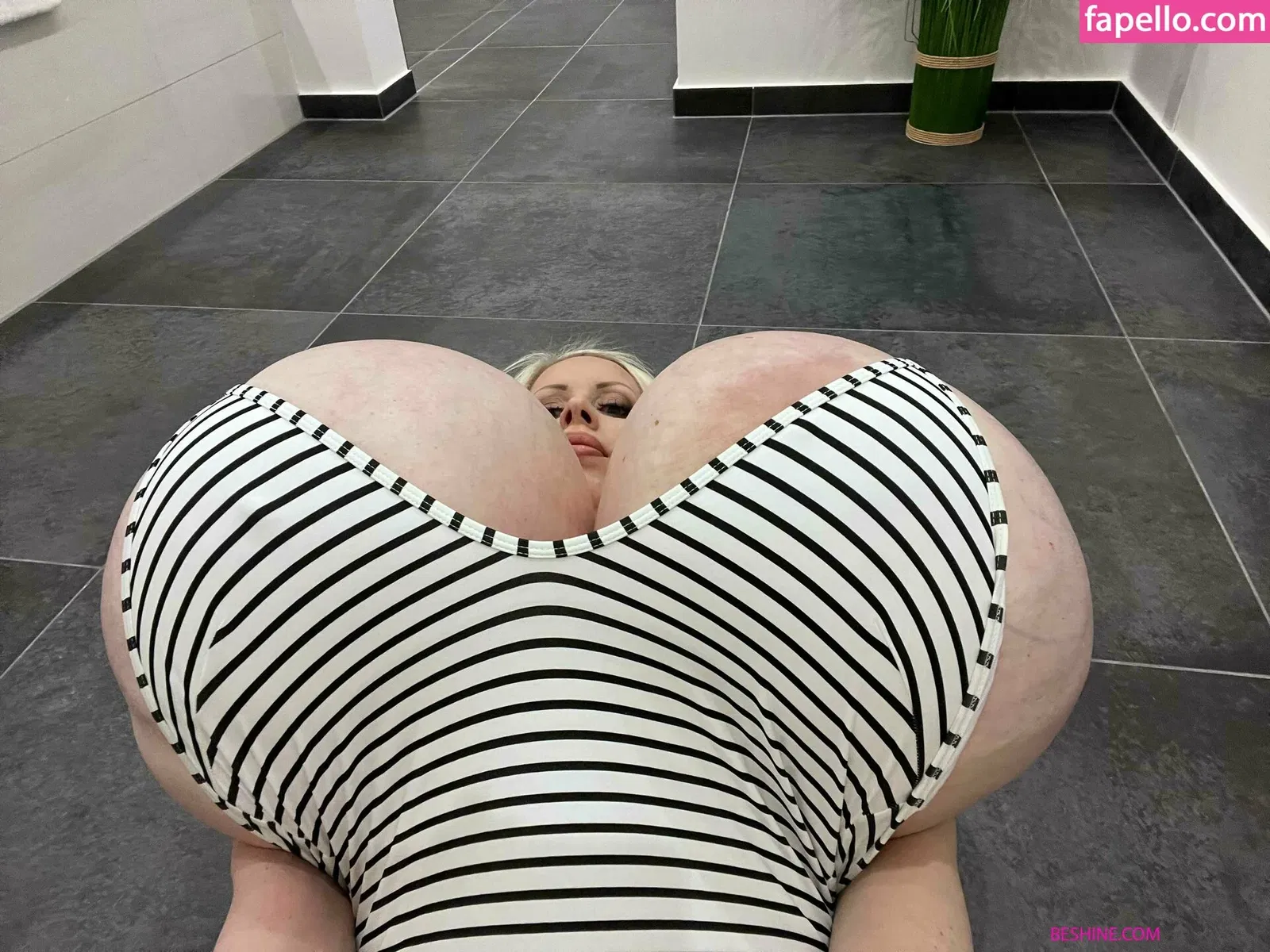 beshinedotcom Onlyfans Photo Gallery 