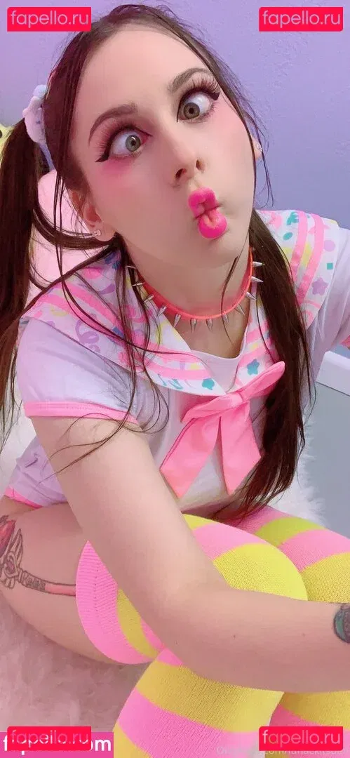 lunackitsuen Onlyfans Photo Gallery 