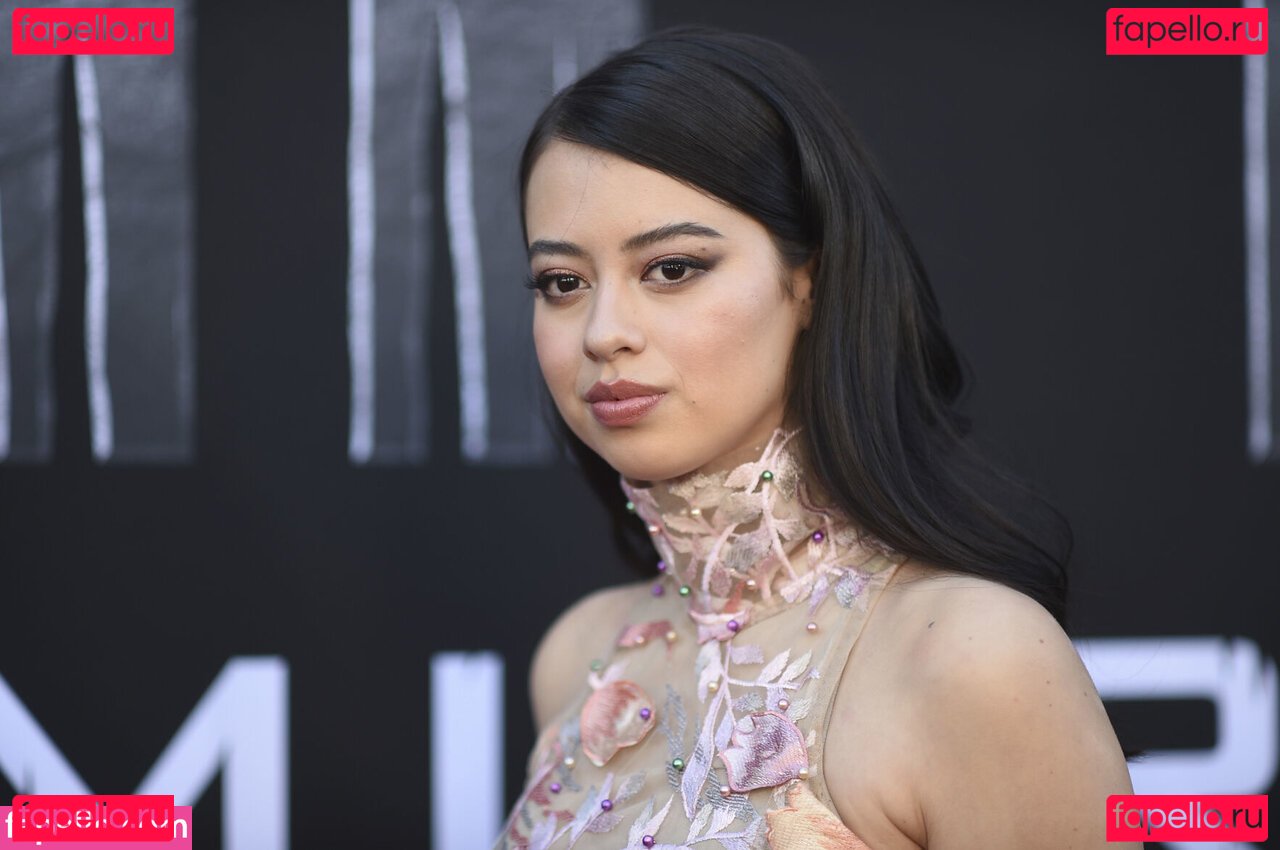 Amber Midthunder / ambermidthunder Onlyfans Photo Gallery 