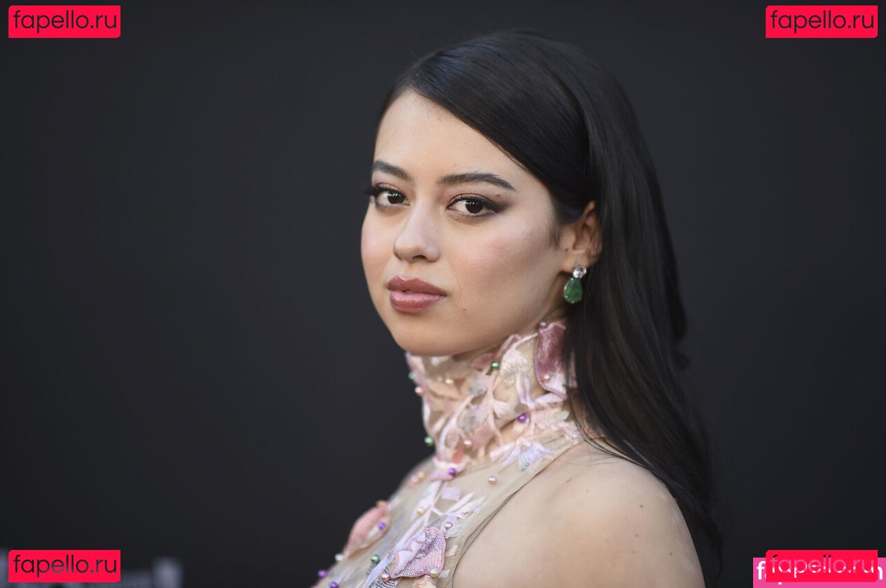 Amber Midthunder / ambermidthunder Onlyfans Photo Gallery 