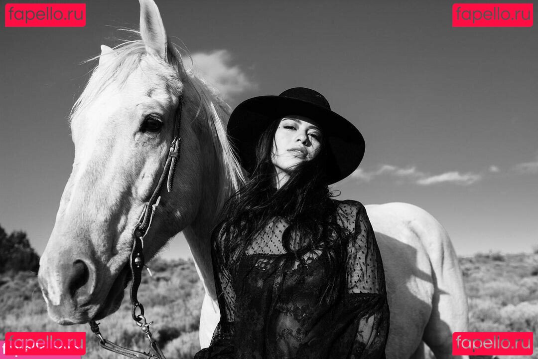 Amber Midthunder / ambermidthunder Onlyfans Photo Gallery 