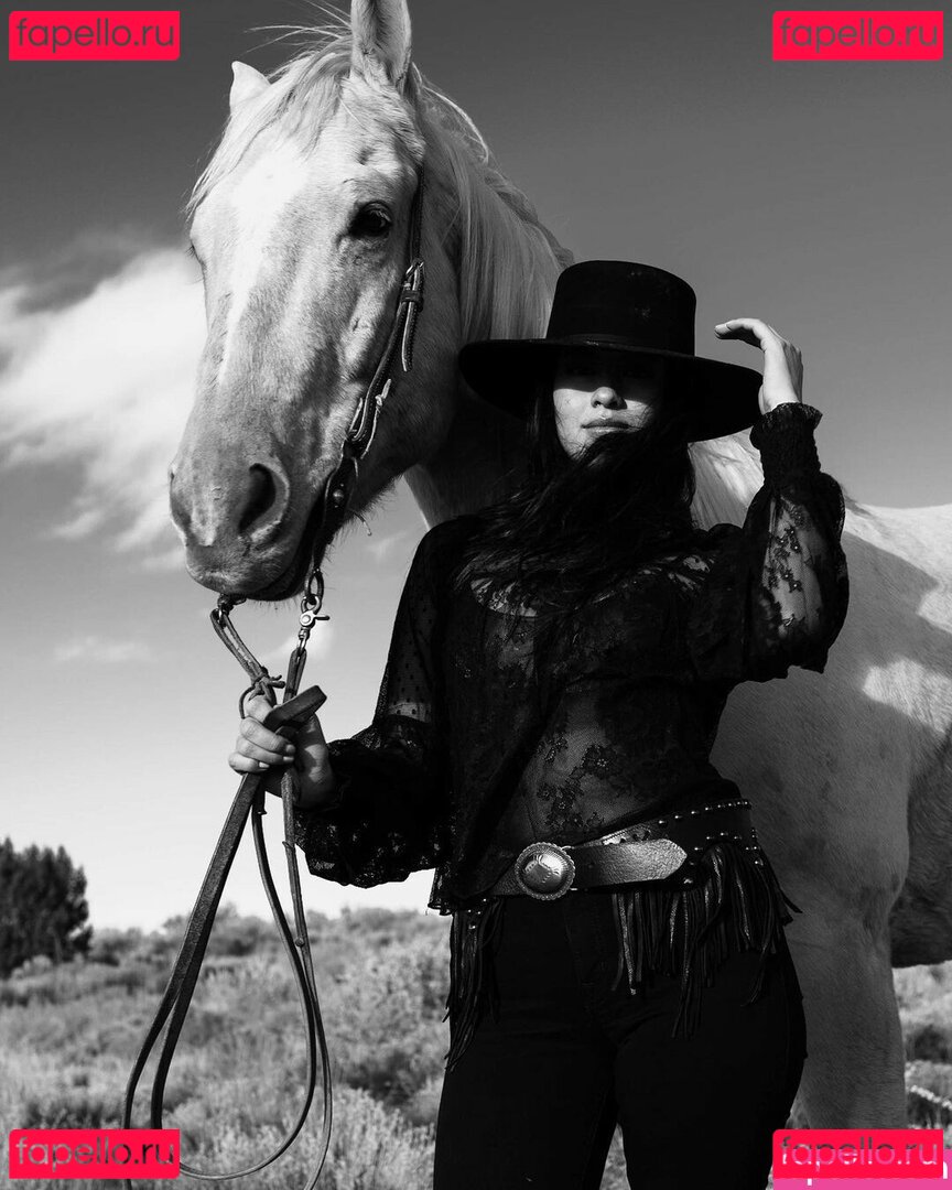 Amber Midthunder / ambermidthunder Onlyfans Photo Gallery 