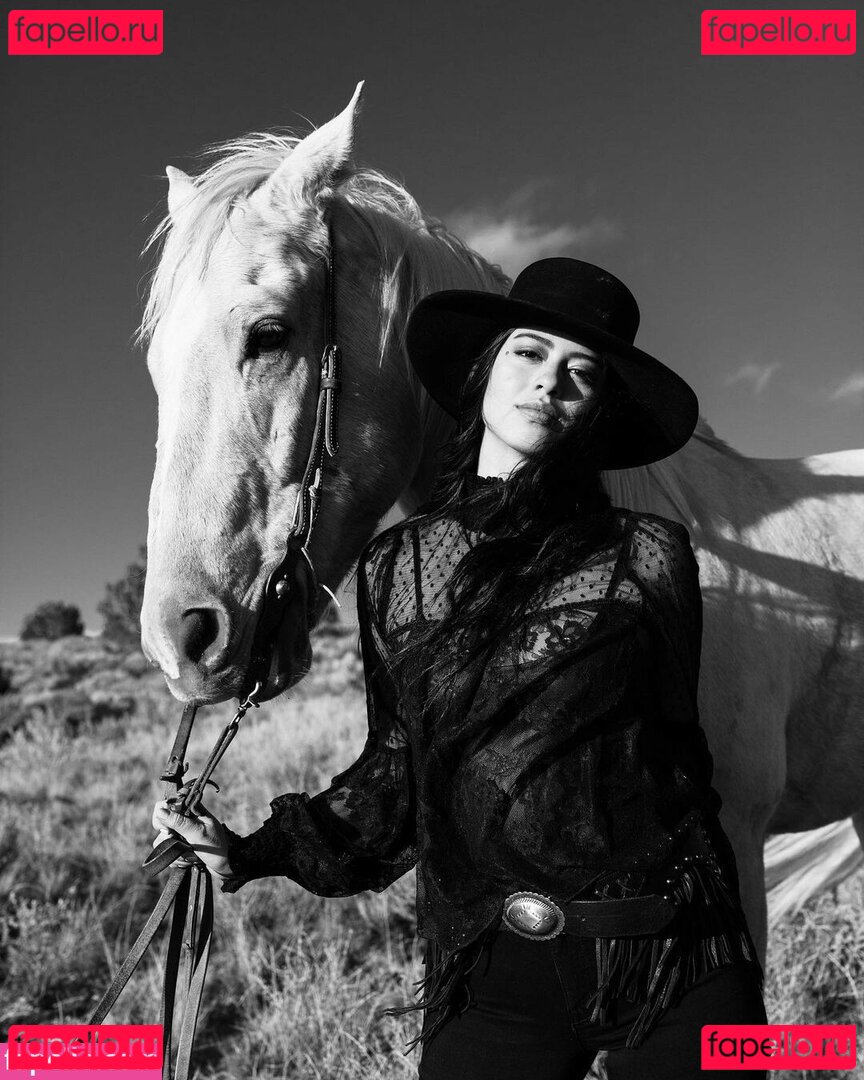 Amber Midthunder / ambermidthunder Onlyfans Photo Gallery 