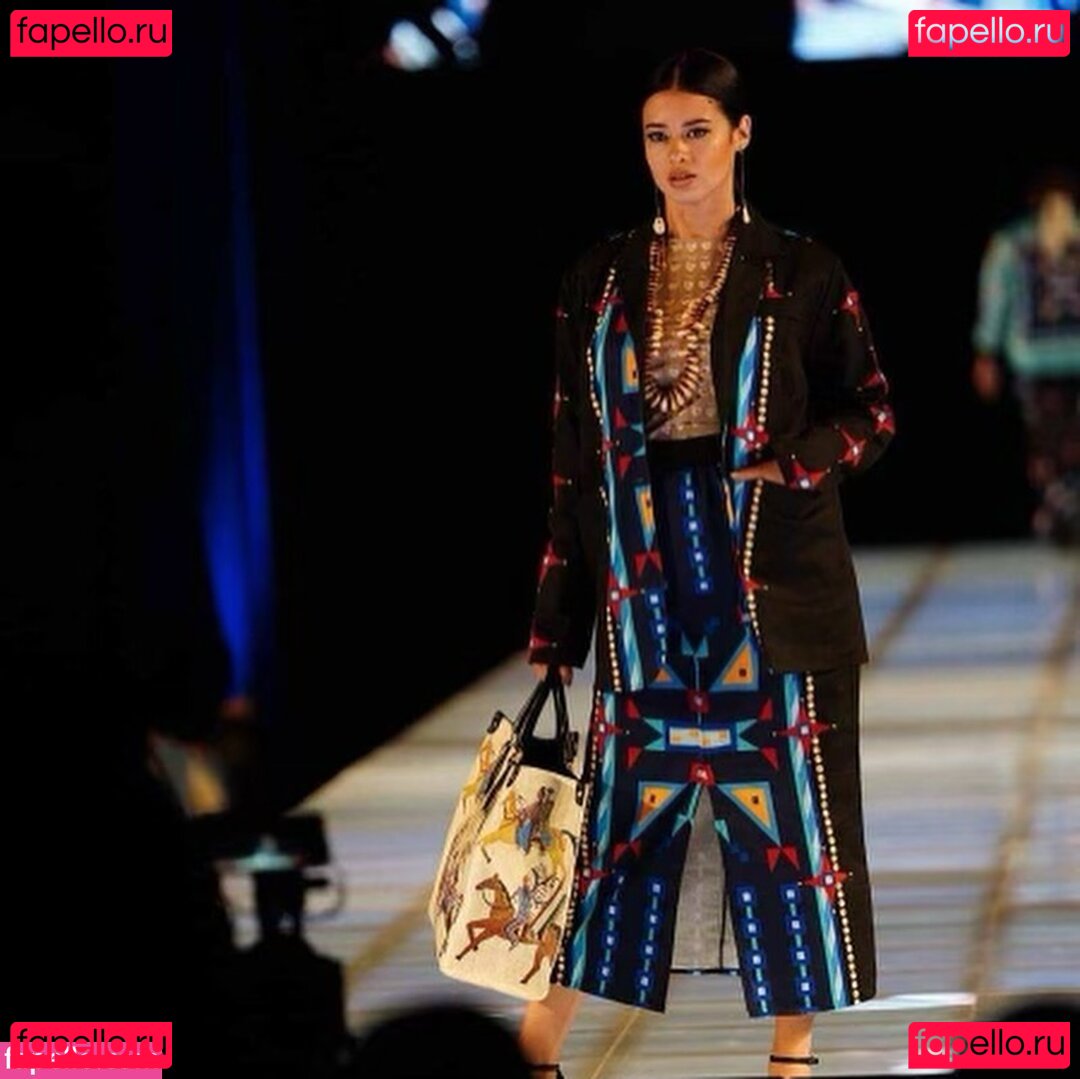 Amber Midthunder / ambermidthunder Onlyfans Photo Gallery 