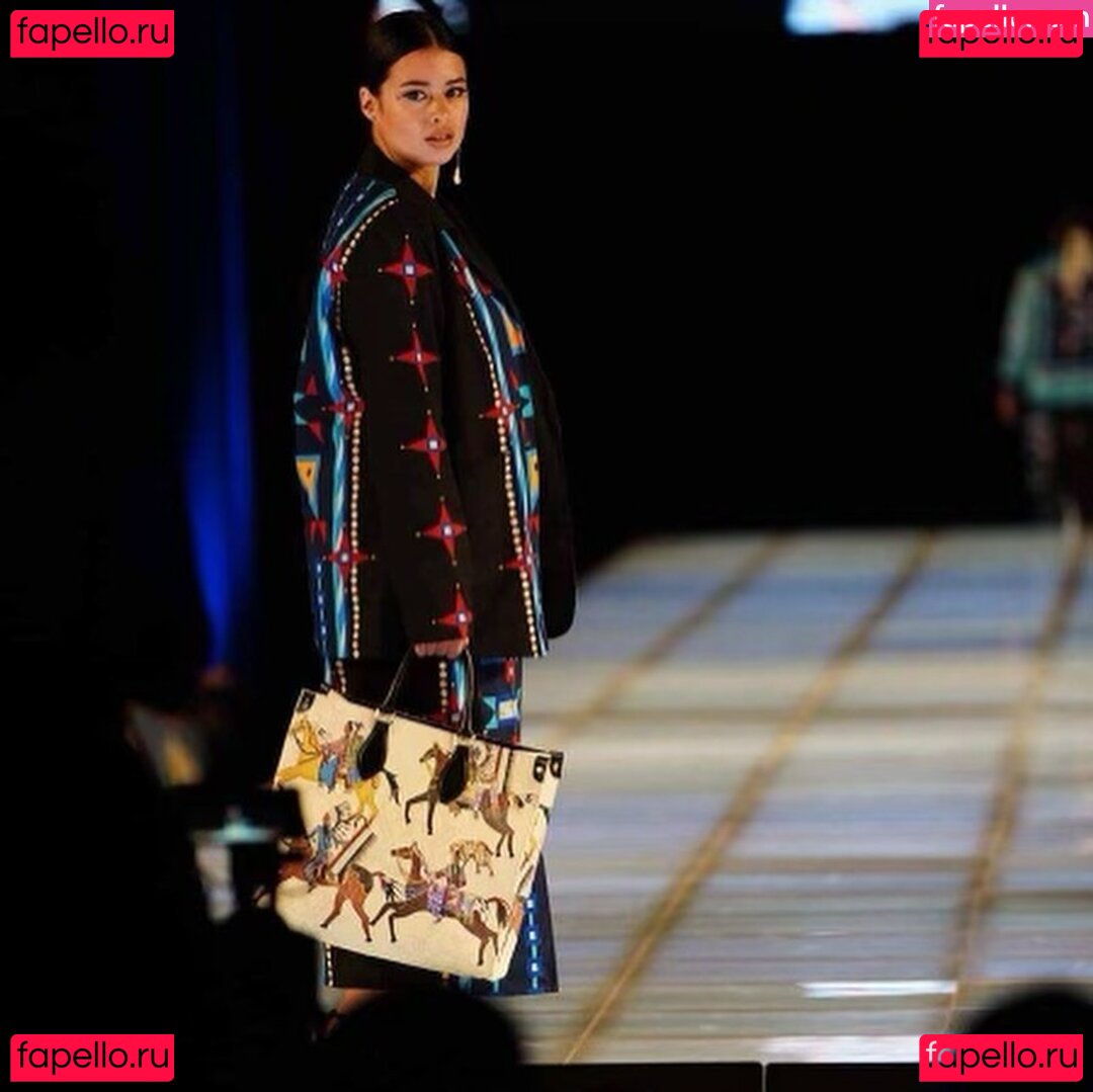 Amber Midthunder / ambermidthunder Onlyfans Photo Gallery 