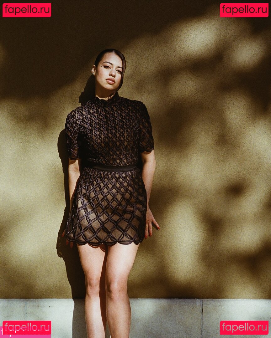 Amber Midthunder / ambermidthunder Onlyfans Photo Gallery 