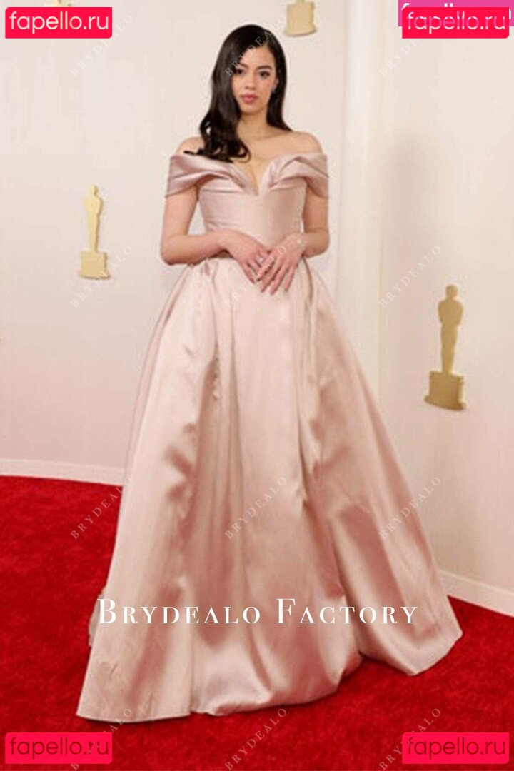 Amber Midthunder / ambermidthunder Onlyfans Photo Gallery 