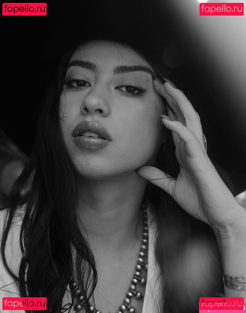 Amber Midthunder / ambermidthunder Onlyfans Photo Gallery 