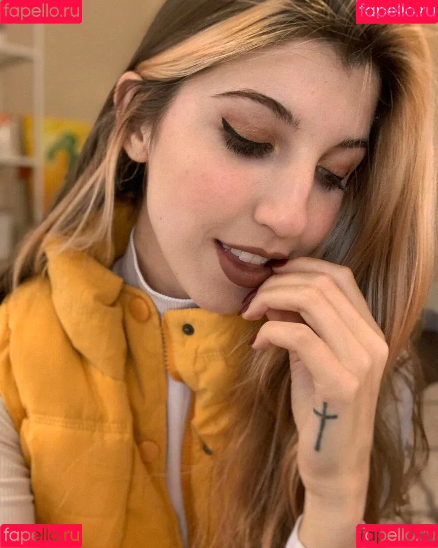 FrivolousFox ASMR Onlyfans Photo Gallery 
