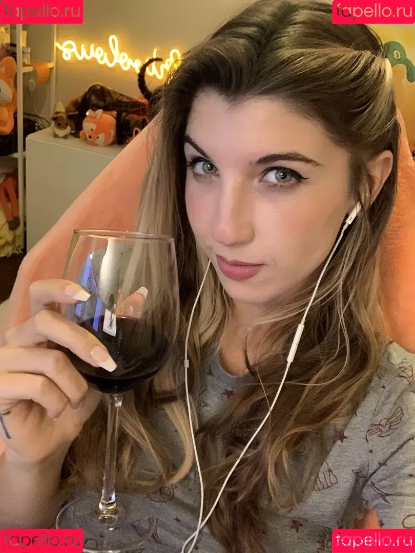 FrivolousFox ASMR Onlyfans Photo Gallery 