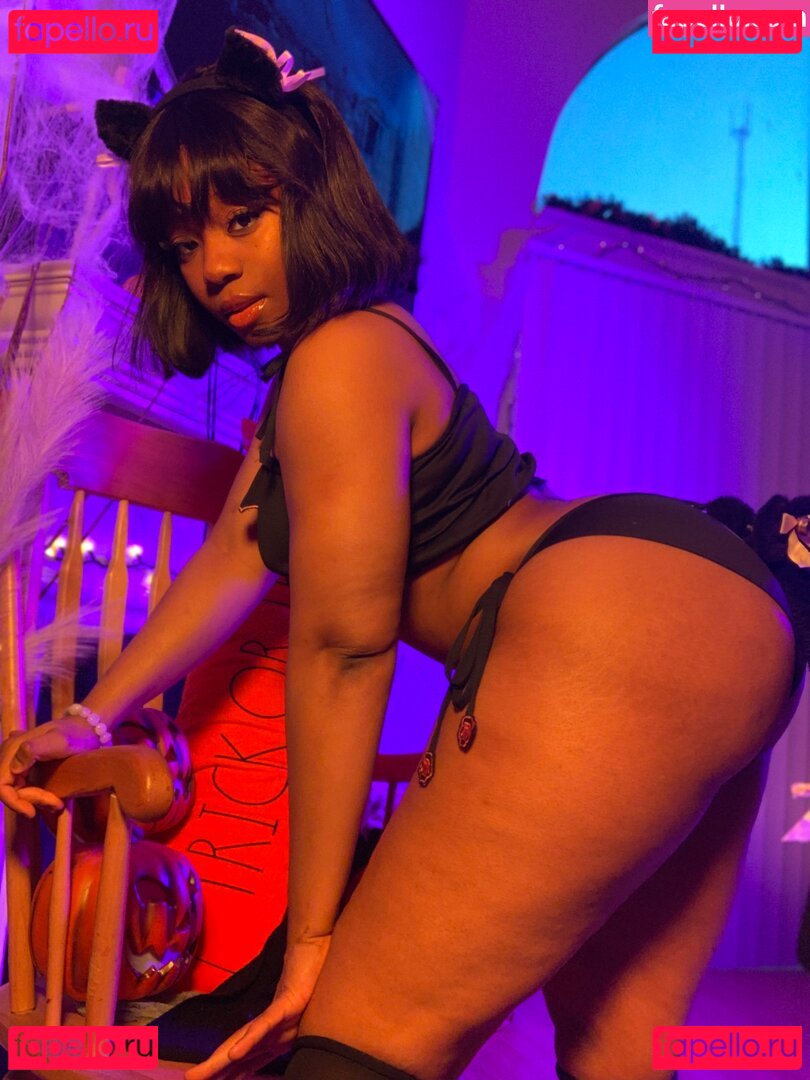 Maibunnii / maicocoanut Onlyfans Photo Gallery 