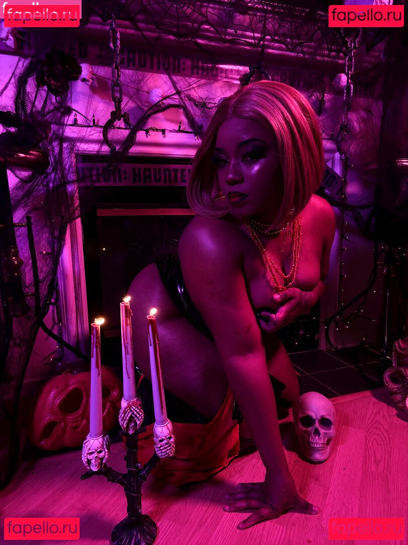 Maibunnii / maicocoanut Onlyfans Photo Gallery 