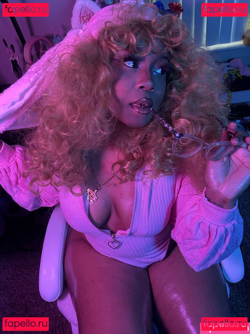 Maibunnii / maicocoanut Onlyfans Photo Gallery 