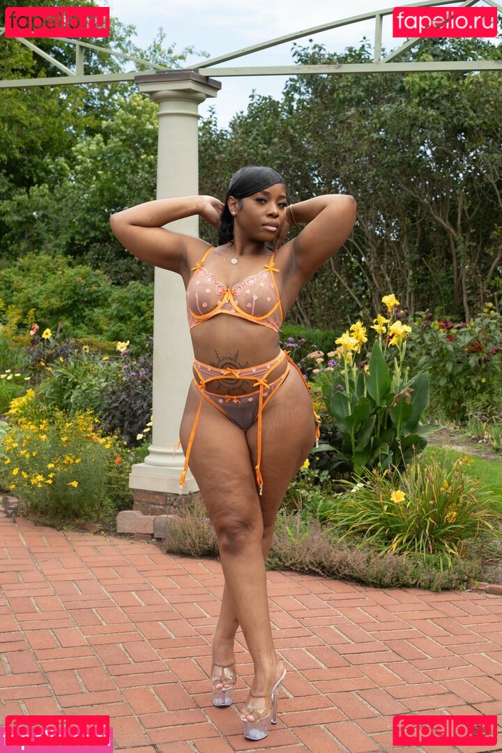 Maibunnii / maicocoanut Onlyfans Photo Gallery 