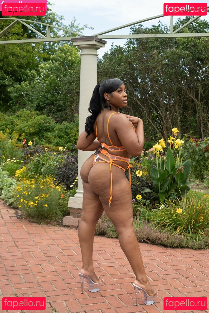 Maibunnii / maicocoanut Onlyfans Photo Gallery 