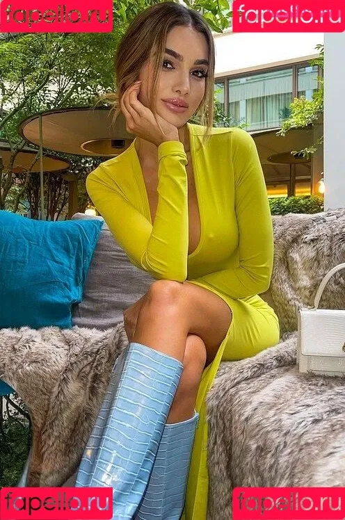 Lyna Perez Onlyfans Photo Gallery 
