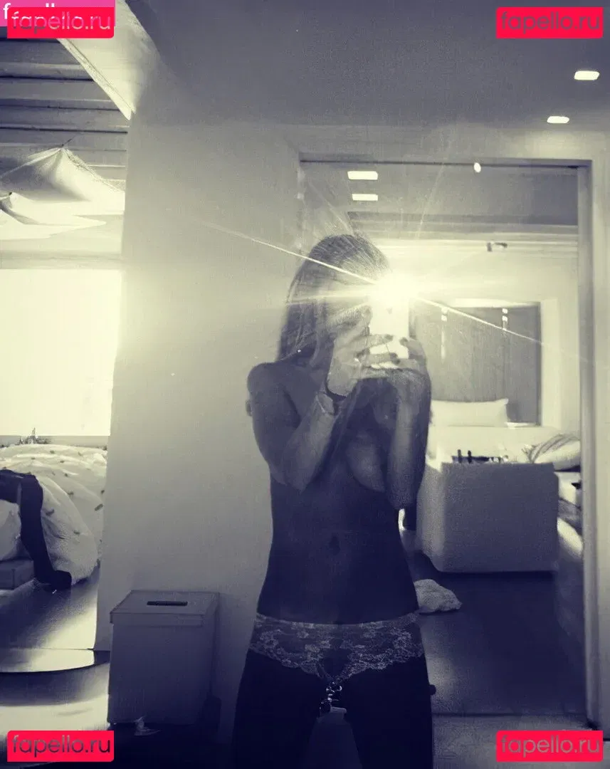 Lindsay Lohan Onlyfans Photo Gallery 